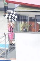 振っていたチェッカーフラッグが屋根に引っかかり、慌てる佐々木彩夏。