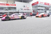 「マジで速いんだZ」号と、GT500仕様のニッサンGT-R。