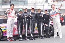 写真左から柳田真孝、有安杏果、佐々木彩夏、百田夏菜子、玉井詩織、高城れに、星野一義。