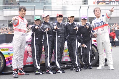 写真左から柳田真孝、有安杏果、佐々木彩夏、百田夏菜子、玉井詩織、高城れに、星野一義。