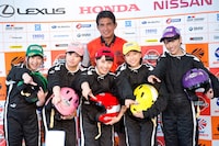 記者会見後、記念撮影に応じるももいろクローバーZと鈴木亜久里。