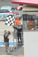 GT300クラス予選タイム終了を告げるチェッカーフラッグを振る高城れに。