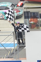 GT300クラス予選タイム終了を告げるチェッカーフラッグを振る有安杏果と高城れに。