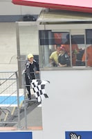 GT500クラス予選タイム終了を告げるチェッカーフラッグを振る玉井詩織。