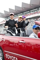 パレード中の佐々木彩夏と玉井詩織と高城れに。