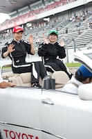 パレード中の百田夏菜子と有安杏果。