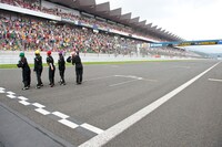 観戦スタンドのモノノフと「Z」ポーズを決めるももいろクローバーZ。