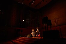 教会で行われた阿部真央トークショーの様子。