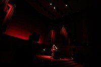 教会で行われた阿部真央アコースティックライブの様子。