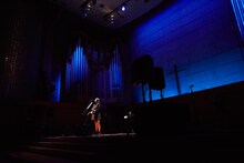 教会で行われた阿部真央アコースティックライブの様子。