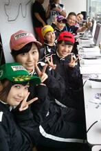 FM放送出演中のももいろクローバーZと高橋国光。 (c)古屋企画