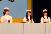 ラテアートの腕前を披露する白石麻衣、桜井玲香、生田絵梨花。