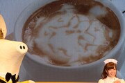 ラテアートの腕前を披露する乃木坂46。