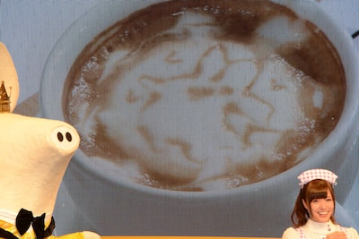 ラテアートの腕前を披露する乃木坂46。