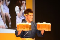 ビールジョッキ18杯を一度に持ち上げる武井壮。