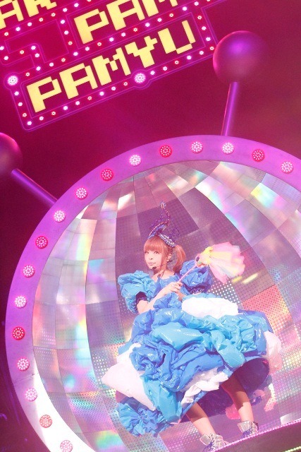 きゃりーぱみゅぱみゅ「なんだこれくしょんツアー ～きゃりーぱみゅぱみゅの宇宙シアター～」神奈川・伊勢原市民文化会館公演の様子。