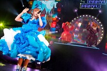 きゃりーぱみゅぱみゅ「なんだこれくしょんツアー ～きゃりーぱみゅぱみゅの宇宙シアター～」神奈川・伊勢原市民文化会館公演の様子。