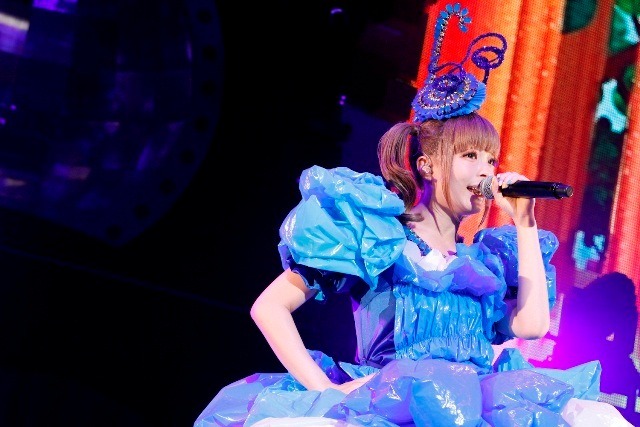きゃりーぱみゅぱみゅ「なんだこれくしょんツアー ～きゃりーぱみゅぱみゅの宇宙シアター～」神奈川・伊勢原市民文化会館公演の様子。