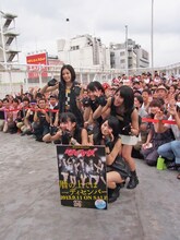 ベイビーレイズと200名のファン。会場には定員を超えるファンが集まり入場制限がかけられた。