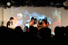 結成当時、路上で配っていた手書きのチラシを懐かしむ9nine。