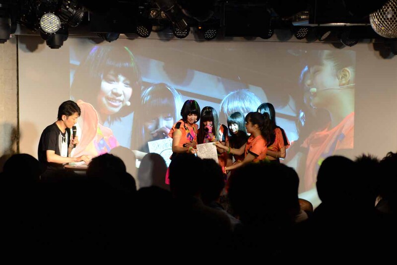 結成当時、路上で配っていた手書きのチラシを懐かしむ9nine。