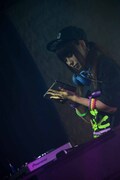 DJプレイをする佐武宇綺。