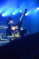 DJプレイする西脇彩華。