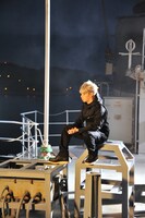 除籍船上でPV撮影を行うHiro。