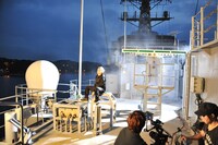 除籍船上でPV撮影を行うHiro。