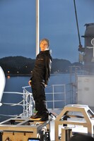 除籍船上でPV撮影を行うHiro。