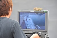 除籍船上でのPV撮影をモニタリングするスタッフ。