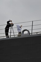 除籍船上でPV撮影を行うナノとHiro。