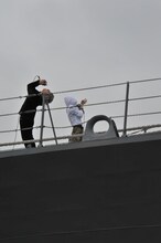 除籍船上でPV撮影を行うナノとHiro。