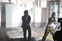 除籍船内でPV撮影を行うナノとHiro。