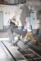 除籍船内でPV撮影を行うナノとHiro。