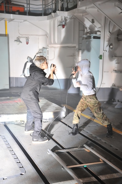 除籍船内でPV撮影を行うナノとHiro。