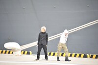 イージス艦「きりしま」の前でPV撮影を行うナノとHiro。