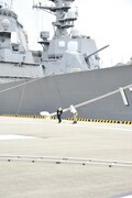 イージス艦「きりしま」の前でPV撮影を行うナノとHiro。
