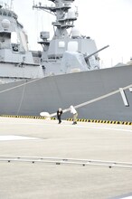 イージス艦「きりしま」の前でPV撮影を行うナノとHiro。