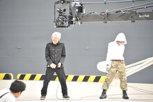 イージス艦「きりしま」の前でPV撮影を行うナノとHiro。