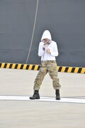 イージス艦「きりしま」の前でPV撮影を行うナノ。