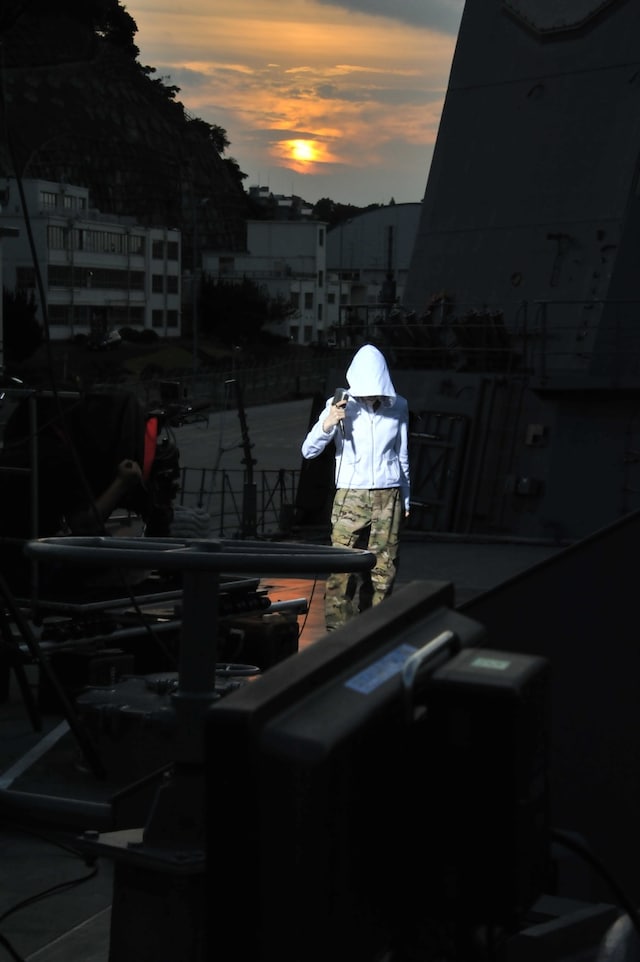 イージス艦「きりしま」艦上でPV撮影を行うナノ。