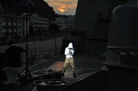 イージス艦「きりしま」艦上でPV撮影を行うナノ。