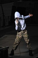 イージス艦「きりしま」艦上でPV撮影を行うナノ。