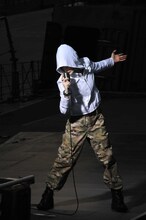 イージス艦「きりしま」艦上でPV撮影を行うナノ。