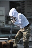 イージス艦「きりしま」艦上でPV撮影を行うナノ。