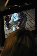 イージス艦「きりしま」の前でPV撮影を行うナノ。