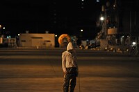 イージス艦「きりしま」の前でPV撮影を行うナノ。