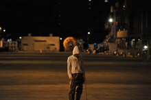 イージス艦「きりしま」の前でPV撮影を行うナノ。