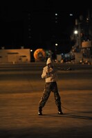 イージス艦「きりしま」の前でPV撮影を行うナノ。